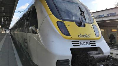 Der Name verschwindet bald: Ein Abellio-Zug steht am Hauptbahnhof Pforzheim. Seit dem Jahreswechsel fährt das Unternehmen unter dem Dach der landeseigenen SWEG.