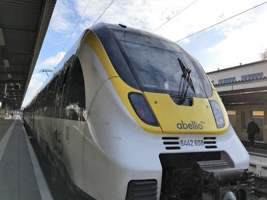 Der Name verschwindet bald: Ein Abellio-Zug steht am Hauptbahnhof Pforzheim. Seit dem Jahreswechsel fährt das Unternehmen unter dem Dach der landeseigenen SWEG.