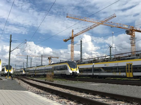 Mehrere Abellio-Züge stehen auf den Gleisen nahe der Werkstatt in Pforzheim (nicht im Bild). Im Hintergrund sind zwei Kräne zu sehen.