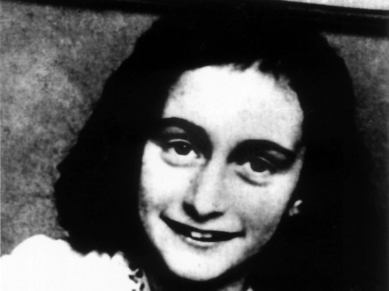 ARCHIV - Das Mädchen Anne Frank, das durch sein Tagebuch im Versteck seiner Familie in Amsterdam (Niederlande) während des Zweiten Weltkriegs bekannt wurde (undatiertes Archivfoto). Eine Ausstellung über das jüdische Mädchen wird am 16.03.2017 in der Justizvollzugsanstalt Hameln (Niedersachsen) eröffnet.(zu dpa "Junge Häftlinge führen durch Anne-Frank-Schau im Gefängnis" vom 16.03.3017) Foto: ANP/ANP/dpa +++(c) dpa - Bildfunk+++ |