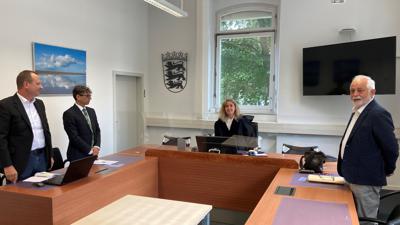 Die ersten Gütetermine zwischen Klingel und Klingel-Mitarbeitern sind Geschichte. Richterin Petra Selig (Bildmitte) hörte sich dabei insbesondere die Ausführungen von Klingel-Anwalt Karl-Friedrich Gulbins (Zweiter von links) an.