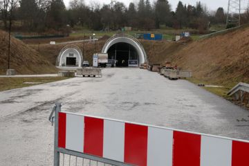 Der Weg in den Arlinger Tunnel ist weiterhin versperrt. Wegen Lieferschwierigkeiten gibt es derzeit eine Verzögerung von rund drei Monaten.