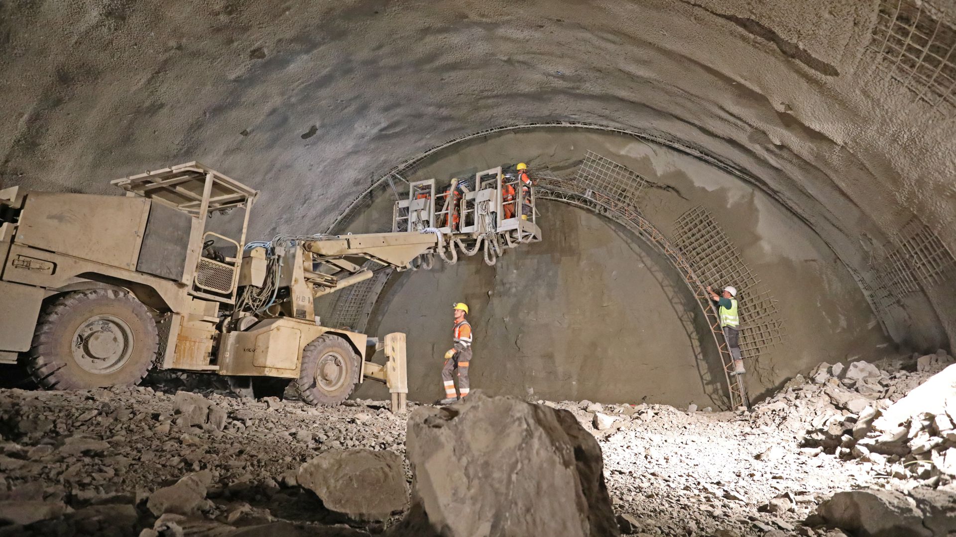 In der Hauptröhre des künftigen Arlingertunnels arbeiten Fachkräfte aus Österreich rund um die Uhr. Hier bereiten sie die nächste Sprengung vor.