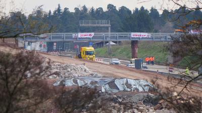 Die neue Behelfsbrücke „Sallenbuschweg“ wurde neben dem bisherigen Bestandsbauwerk eingehoben.