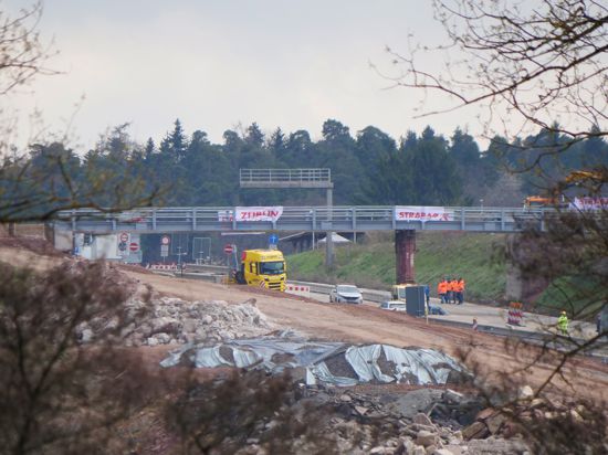 Die neue Behelfsbrücke „Sallenbuschweg“ wurde neben dem bisherigen Bestandsbauwerk eingehoben.