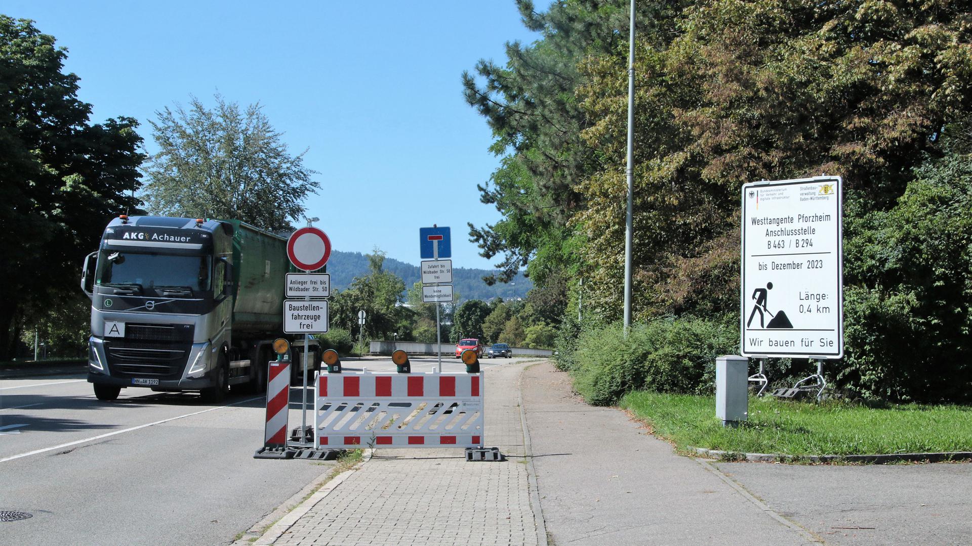 Eine Sperre steht auf der B294 zwischen Pforzheim und Birkenfeld