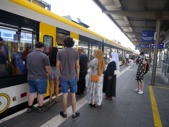 Kaum Gedränge auf dem Bahnsteig des Pforzheimer Hauptbahnhof: Am Samstagmittag ist die Lage relativ entspannt, alle kommen problemlos in den Zug rein. 