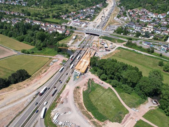 Die Anschlussstelle Pforzheim-Ost soll in Fahrtrichtung Karlsruhe im ersten Quartal 2024 fertig sein. Mit der Öffnung wird auch der Verkehr auf die neue Enzbrücke umgelegt.