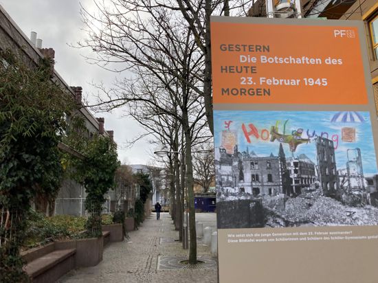 Die Hoffnung auf Frieden: Die von schülerinnen und schülern gestalteten Bildtafeln zum Pforzheimer Gedenktag sind nun an zahlreichen Stellen in der Stadt zu finden.