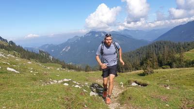 Mann rennt im Gebirge