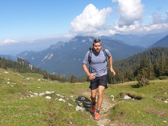 Mann rennt im Gebirge