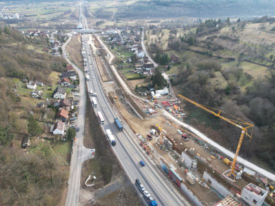 Beim Großbauprojekt sechsspuriger Ausbau der A8 bei Pforzheim sind noch mehrere Brücken zu errichten. Die Grünbrücke „Hagenschieß“ erhält demnächst ihren zweiten Bogen.