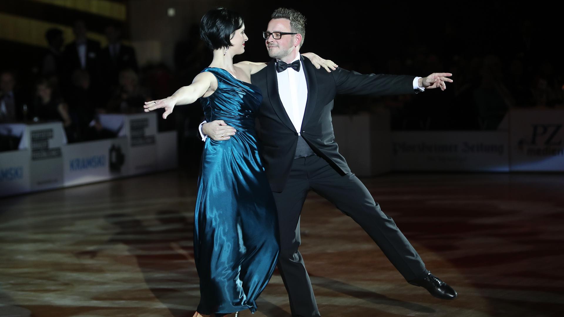 Der OB tanzt: Oberbürgermeister Peter Boch und seine Frau (hier beim Goldstadtpokal 2020) gebührt traditionell der erste Tanz. Entsprechend sei man schon „im Training“, verrät das Stadtoberhaupt.