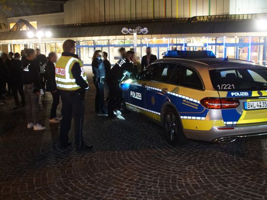 Polizei vor dem Pforzheimer Congresszentrum - Einsatz wegen einer Bombendrohung