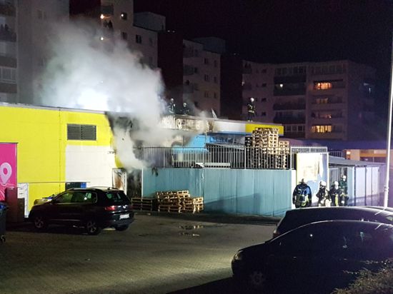 Die Feuerwehr löscht einen Brand bei einem Supermarkt in der Pforzheimer Pillauer Straße.