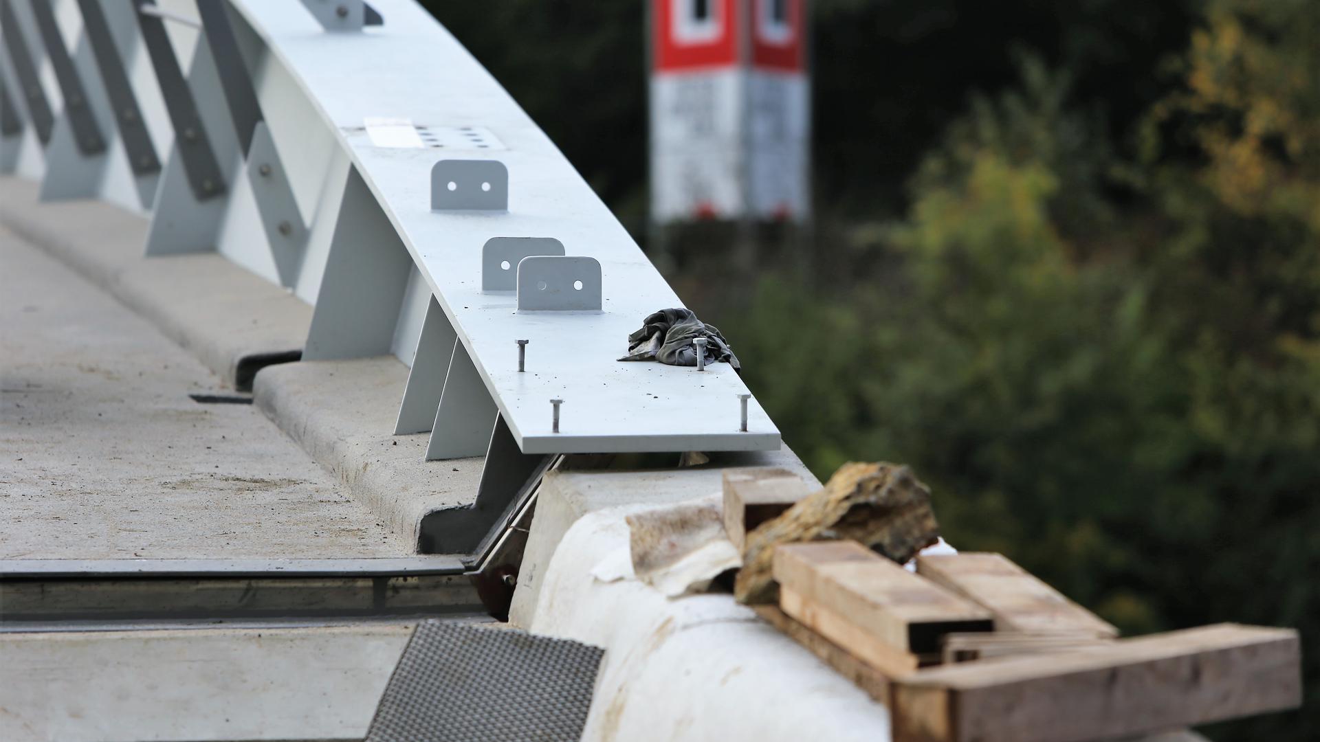 Das Geländer muss teilweise noch verschraubt werden, Werkzeug liegt noch herum. Die Brücke ist noch längst nicht freigegeben.