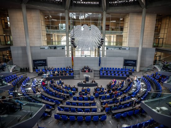Bärbel Bas (M, SPD), Bundestagspräsidentin, spricht zu Beginn der Sitzung im Plenarsaal im Bundestag. +++ dpa-Bildfunk +++