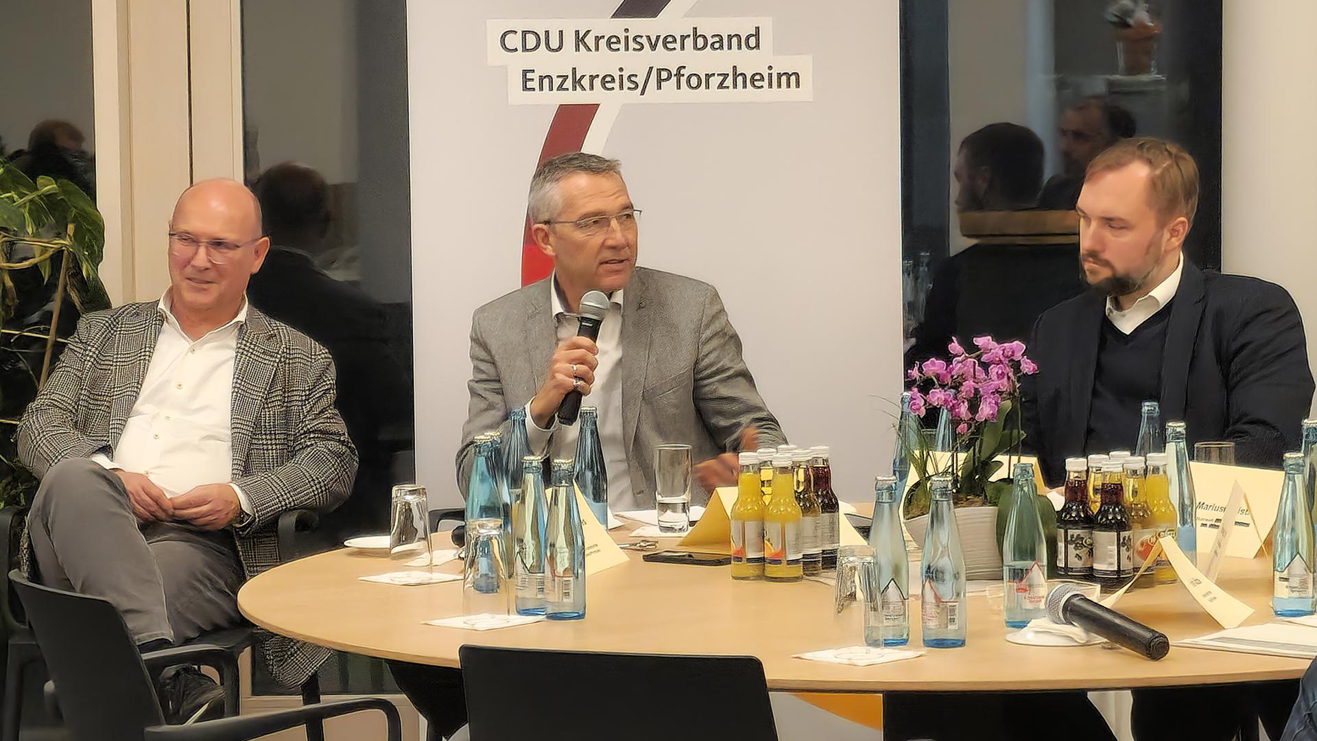 Gesprächsrunde: Karlsruhes Bürgermeister Martin Lenz (Mitte) schildert unter anderem Frank Johannes Lemke (links) und Peter Olszewski seine Eindrücke.