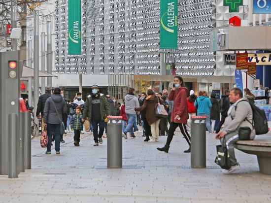 Panorama der Fußgängerzone in Pforzheim vom „Dicken" aus. Zahlreiche Menschen sind mit Maske unterwegs, nicht alle tragen sie richtig.
