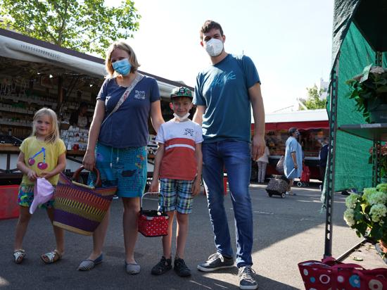 Familienausflug auf den Markt: Katinka Rabenseifner mit ihren Kindern Frieda und Yannick und ihrem Mann Sascha. 