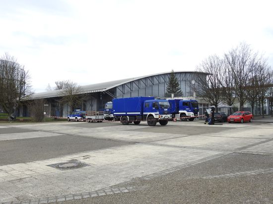 THW-Fahrzeuge stehen vor der St.-Maur-Halle in Pforzheim
