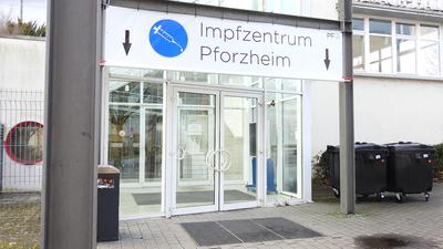 Am Eingang der St.-Maur-Halle steht nun ein Schild mit der Aufschrift „Impfzentrum Pforzheim“