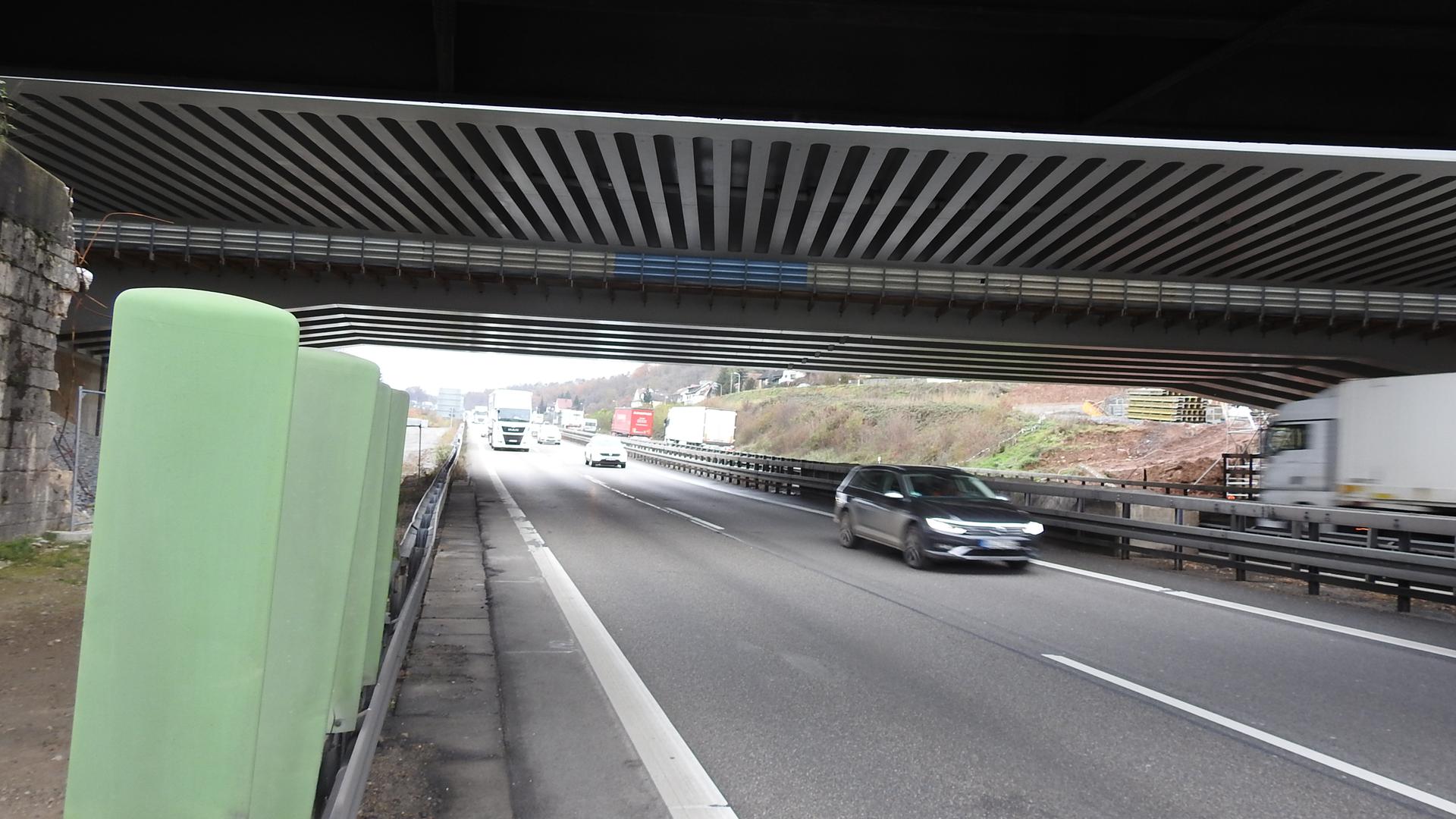 Autos fahren unter einer Brücke auf der A8 im Enztal.