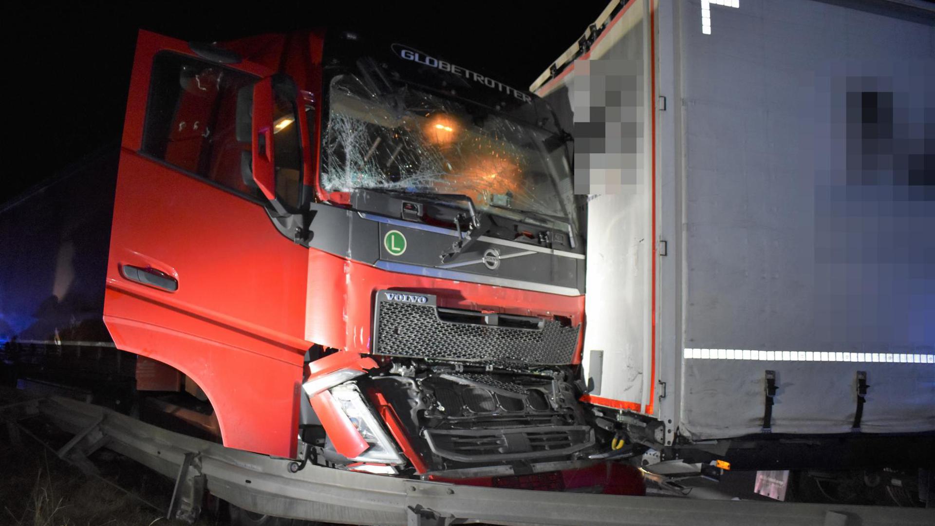 Unfall auf der Autobahn 8 bei Pforzheim: Drei Laster krachen am Stauende ineinander.