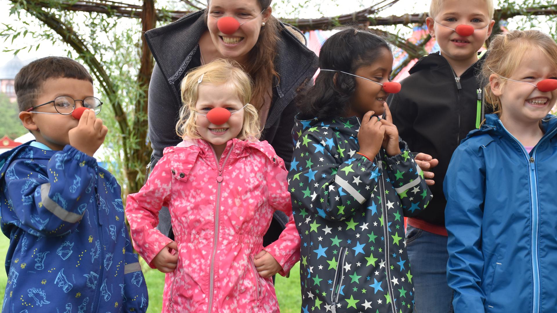 Spaß mit roten Nasen: Erzieherin Karlotta Nübold will mit Kindern Clownereien und kreative Bewegungsspiele machen. Das gehört zum Konzept des Zirkuskindergartens, den sie in Pforzheim betreiben will. 
