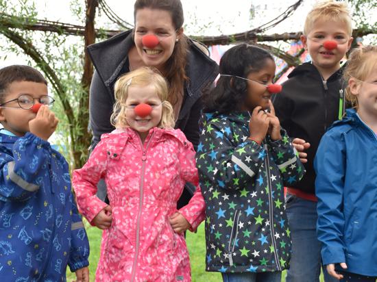 Spaß mit roten Nasen: Erzieherin Karlotta Nübold will mit Kindern Clownereien und kreative Bewegungsspiele machen. Das gehört zum Konzept des Zirkuskindergartens, den sie in Pforzheim betreiben will. 