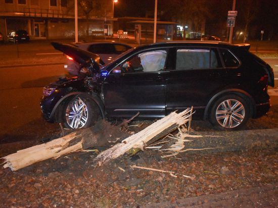 Ein Auto steht nach einem Unfall in Pforzheim neben einem Baumstumpf. 