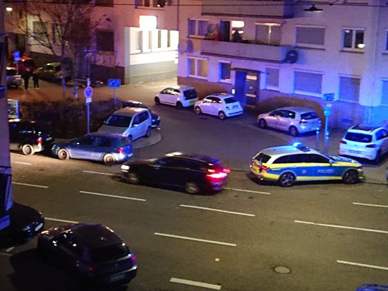 Einsatz in der Holzgartenstraße: Längst nicht nur hier in Pforzheim hatte die Polizei am Samstagabend zu tun. Ein Streifenwagen steht mit eingeschaltetem Blaulicht am Straßenrand.