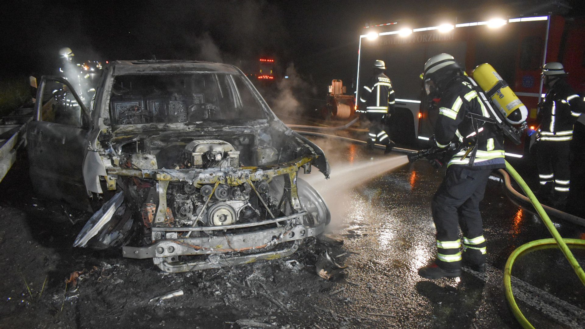 Beim Eintreffen der Feuerwehr stand das Auto in Vollbrand und war nicht mehr zu retten.