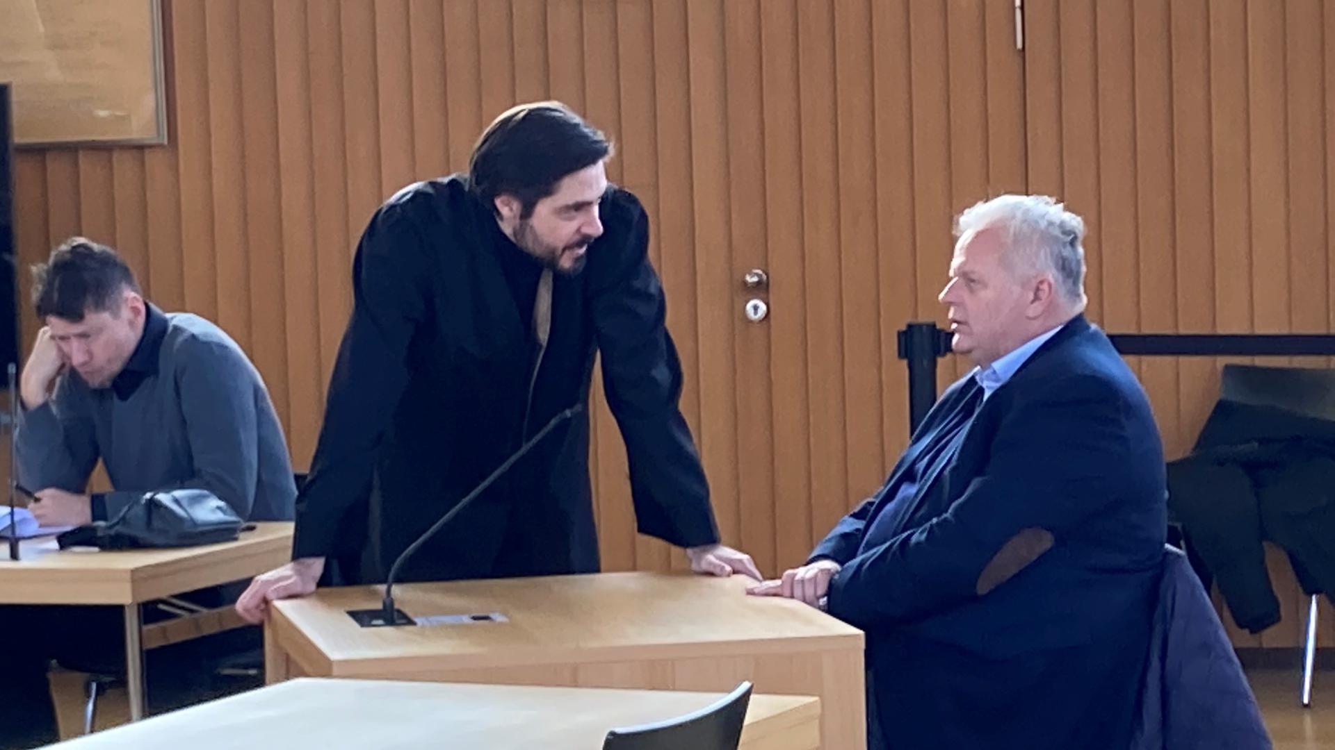 Spürt die Nachwirkungen bis heute: Überfallopfer Frank Daudert (rechts), hier im Gespräch mit seinem Anwalt, sucht nach Antworten.