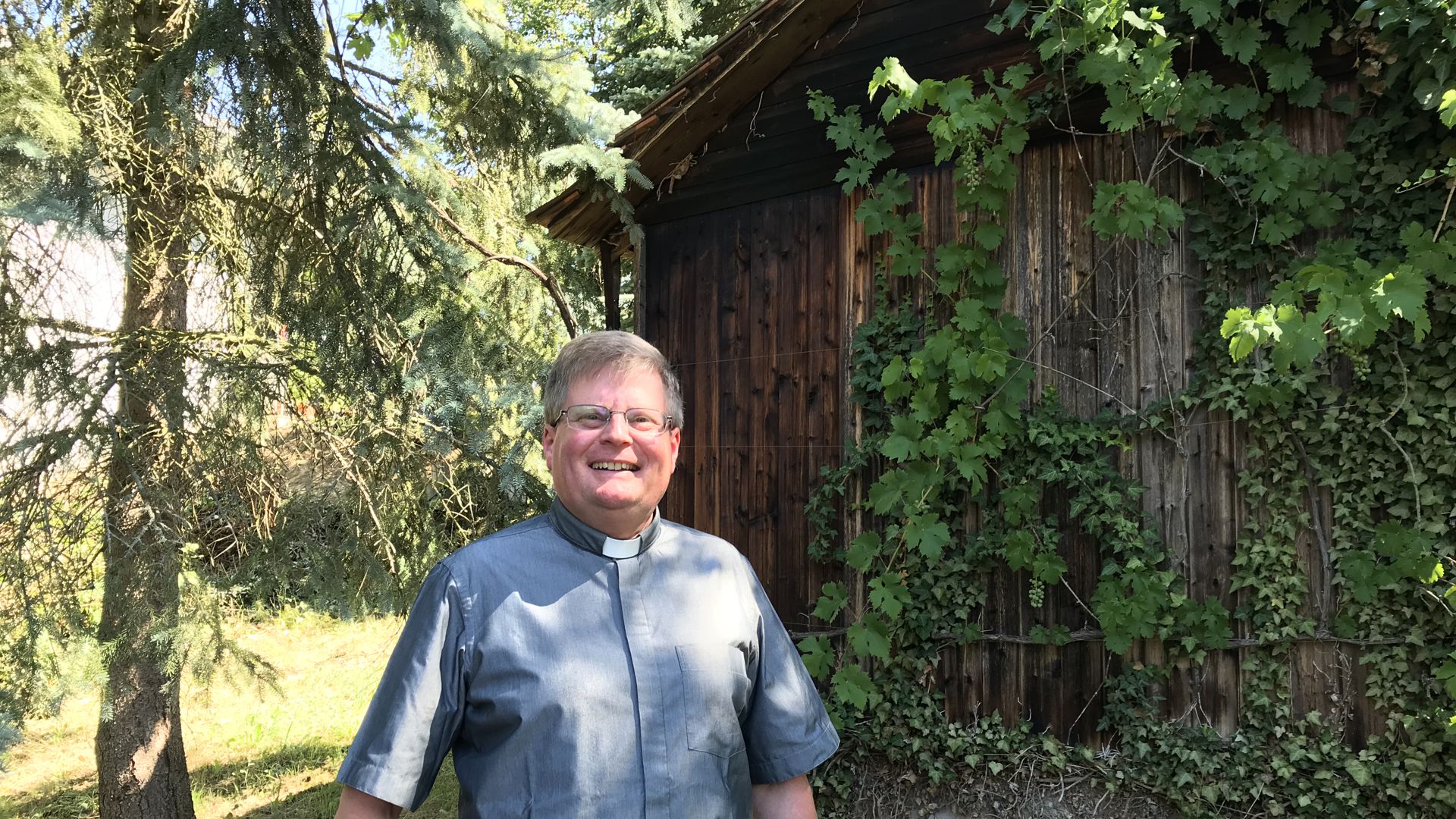 Pfarrer Thomas A. Maier in seinem Garten in Wöschbach. Er ist für die Seelsorgeeinheit Pfinztal zuständig.