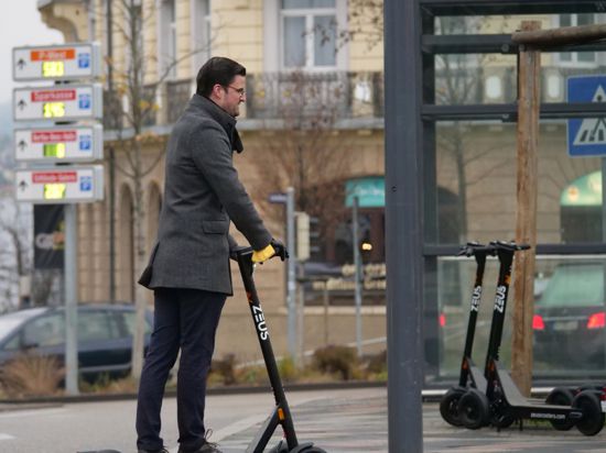 Timo Gans ist mit dem Start zufrieden: die zur Miete bereitstehenden E-Scooter in Pforzheim werden gut angenommen