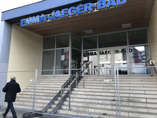 Verschossener Eingang zum Emma-Jaeger-Bad in Pforzheim