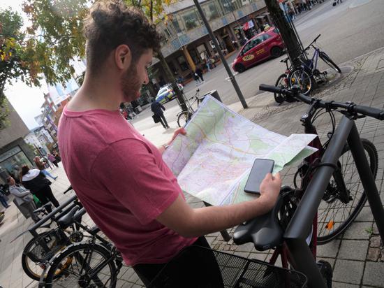 Fußgängerzone Pforzheim, Fahrrad, amtlicher Stadtplan mit Radrouten und Gefahrenstellen, Handy als Symbol für die angstrebte bikePF-App