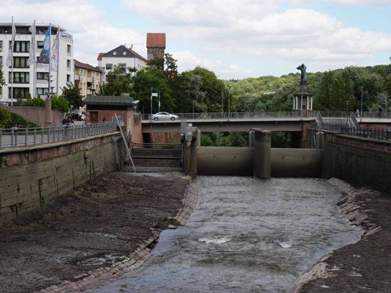 Das gestaute Wasser am Flusskraftwerk Pforzheim wird abgelassen.