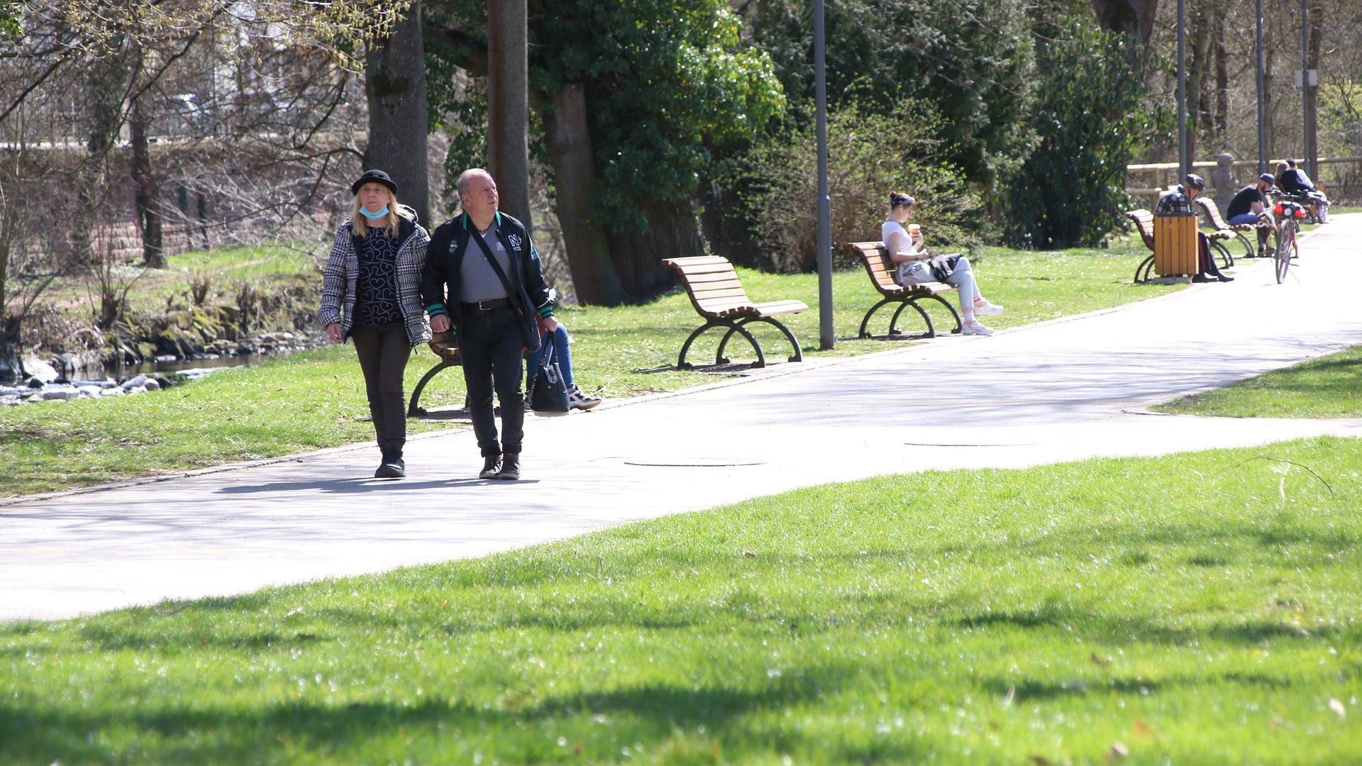 Kaum Gedränge: In den Parks der Stadt geht es überraschend gesittet zu trotz des beginnenden Frühjahrs. Dafür werden Radverkäufer mit Anfragen nahezu überflutet.