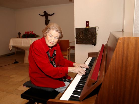 Alte Frau am Klavier