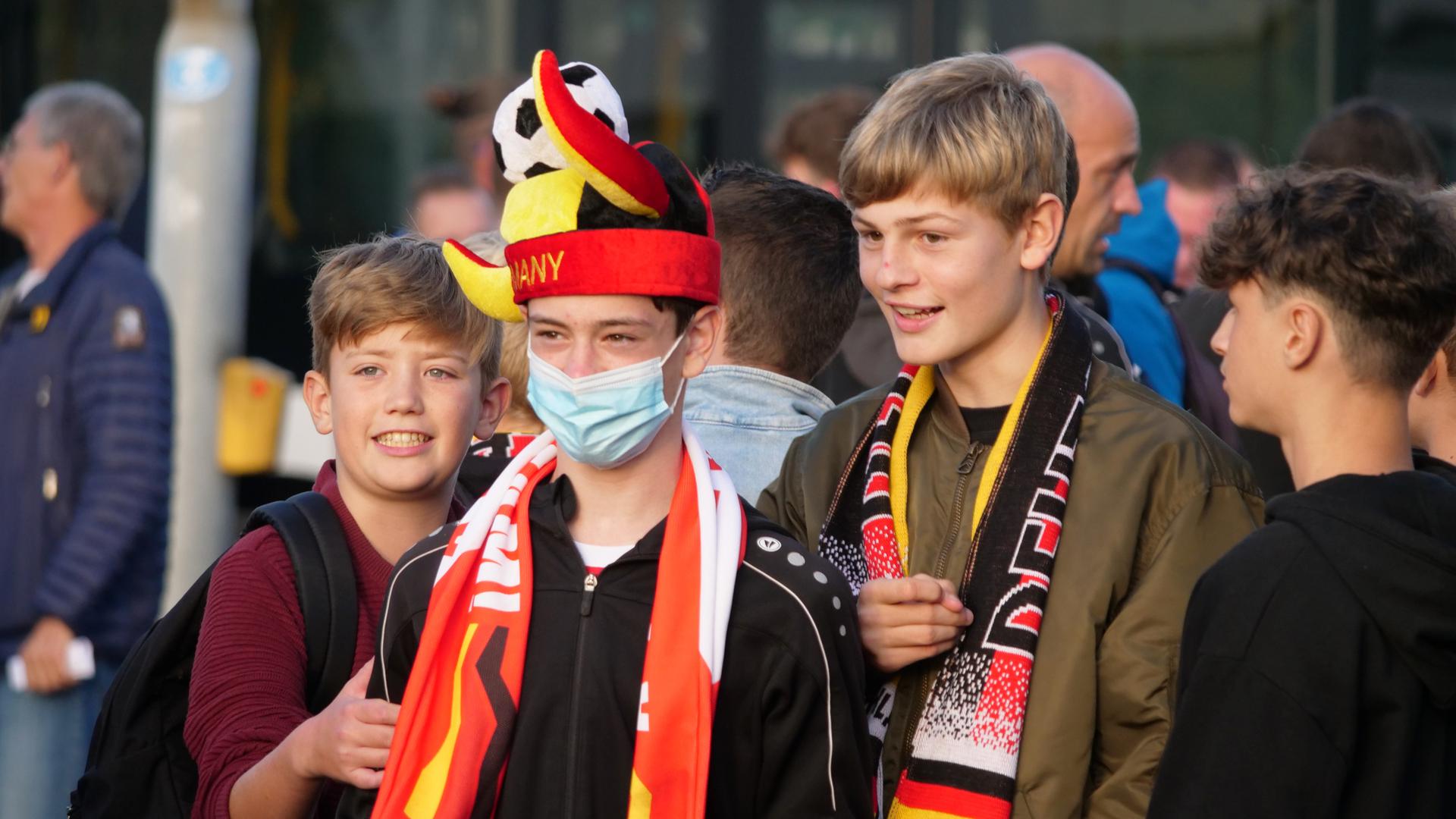 Jugendliche mit Deutschland-Schal und -Hut