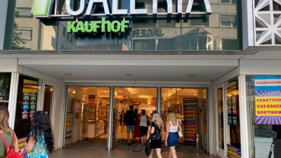 Seit Monaten wirbt die Ende Januar schließende Filiale von Galeria Kaufhof mit teilweise erheblichen Preisnachlässen. 