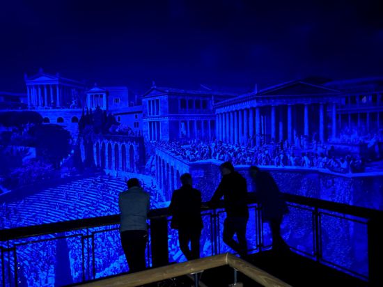 Und es ist Nacht in Pergamon. Am Samstag war der Pforzheimer Gasometer ein gut beliebtes Ausflugsziel. Viele Besucher kamen von auswärts.