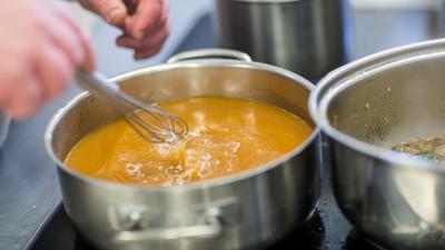 Eine Suppe wird mit einem Schneebesen gerührt. Die Corona-Krise hat die Deutschen nach Einschätzung der Bundesvereinigung der Deutschen Ernährungsindustrie (BVE) als Kochmuffel entlarvt. Das Wissen, wie man sich aus mehreren Komponenten eine Mahlzeit zubereitet, werde in den Familien kaum noch vermittelt. +++ dpa-Bildfunk +++