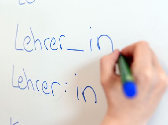 In der Volkshochschule (VHS) Karlsruhe steht an einem Whiteboard das Wort Lehrer in verschiedenen Gender-Schreibweisen. (zu dpa: «Kaum Gendersterne in Lehrmaterialien für Deutsch als Fremdsprache») +++ dpa-Bildfunk +++