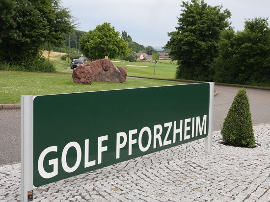 Im Vordergrund steht ein Schild mit der Aufschrift „Golf Pforzheim“, dahinter ist grüner Rasen.