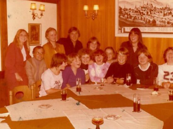 Gründungsmitglieder der 1. FC Birkfenfeld 1908 Damen sitzen am Tisch.