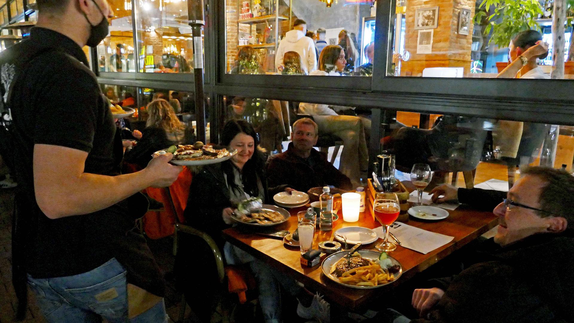Alle Hände voll zu tun. Es ist viel los am Samstagabend in der Pforzheimer Innenstadt. Die Menschen genießen nochmals das gemeinsame Essen im Restaurant, wie hier beim Griechen am Marktplatz.