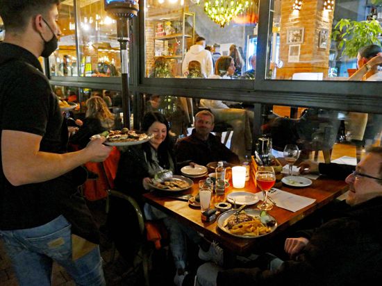 Alle Hände voll zu tun. Es ist viel los am Samstagabend in der Pforzheimer Innenstadt. Die Menschen genießen nochmals das gemeinsame Essen im Restaurant, wie hier beim Griechen am Marktplatz.